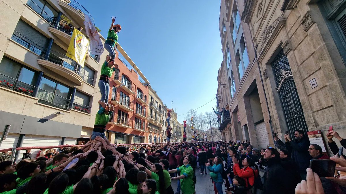 Ins_Eugeni's tweet photo. 11è #JOVErd (no ens n'hem perdut cap), 75è aniversari dels @Verds, 90è de l'Eugeni i una actuació per emmarcar. Meritòria segona posició (amb regust de victòria) dels Tirallongues de l'Eugeni, en un concurs molt competit i un final ajustadíssim (1/3) https://t.co/CmgQVYgGrZ