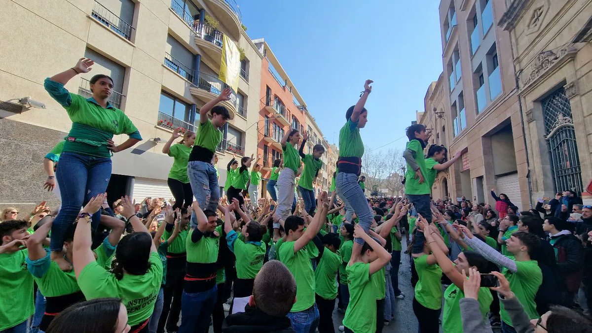 Ins_Eugeni's tweet photo. 11è #JOVErd (no ens n'hem perdut cap), 75è aniversari dels @Verds, 90è de l'Eugeni i una actuació per emmarcar. Meritòria segona posició (amb regust de victòria) dels Tirallongues de l'Eugeni, en un concurs molt competit i un final ajustadíssim (1/3) https://t.co/CmgQVYgGrZ