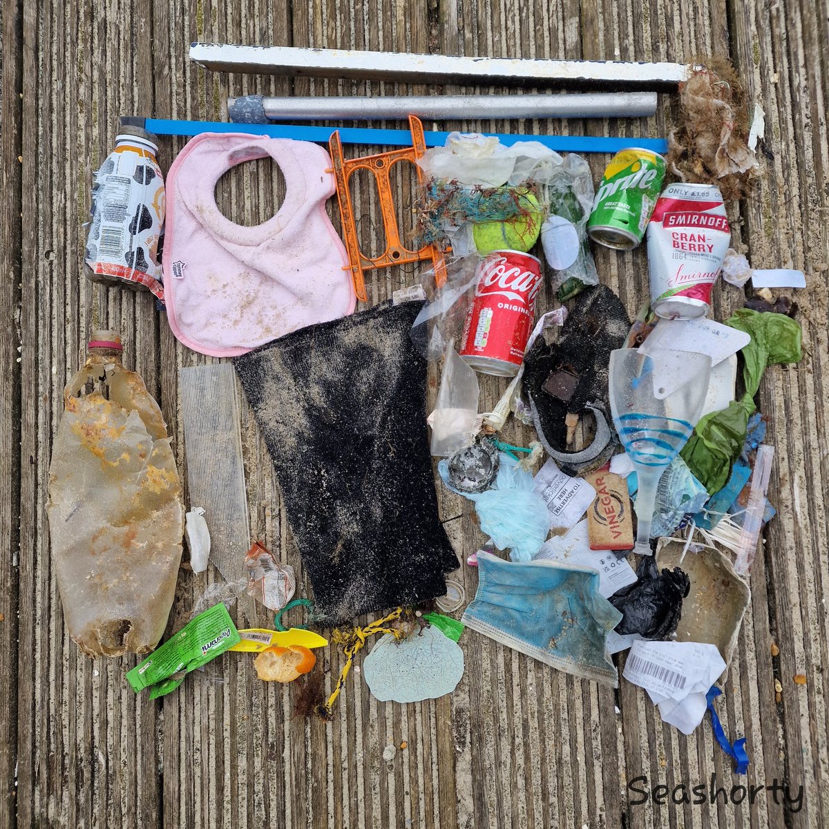 Approx. 70 pieces from today, mostly in the seaweed. 
#Plastic #MarinePlastic #PlasticPollution #2MinuteBeachClean #LitterFreeDorset