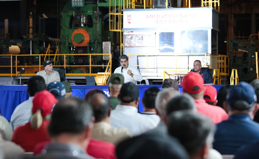 YoAlvarezCarlos's tweet photo. #EsNoticia Que la Clase Obrera de @VENALUM_CVG acompaño a nuestro Presidente Obrero @NicolasMaduro y nuestro Gob Obrero @amarcanopsuv a la Expo Feria Productiva de los CPTT en @Sidor_oficial 
#ChávezInfinito
@IndustriasVE 
@MinTrabajoVE 
@cbolivariana
@peralespsuv https://t.co/SIRlSJmPEl