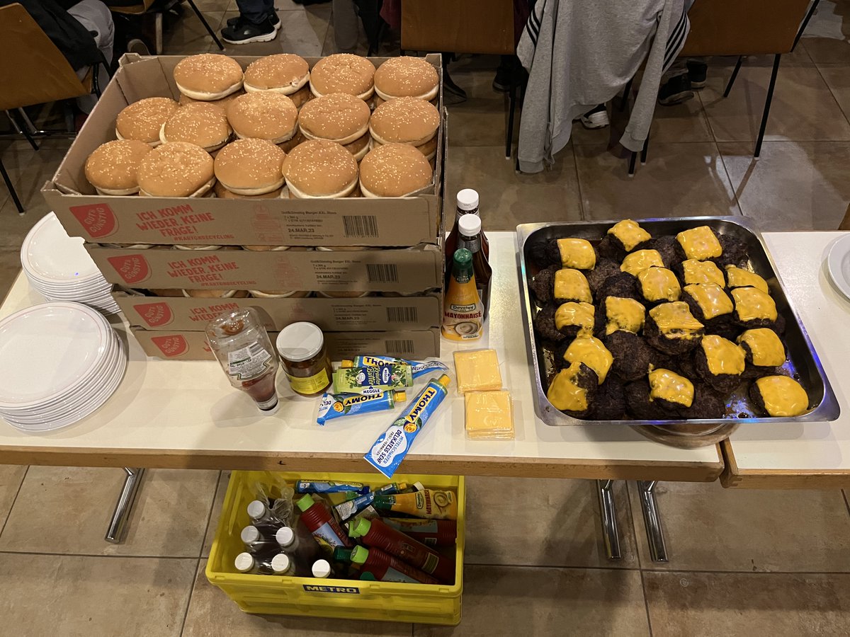 schwarzwaldfurs's tweet photo. Der letzte Abend der SWC 6 läuft… Wir beenden ihn mit einem super leckeren Burger Buffet x3 https://t.co/RlaOtXZV9w