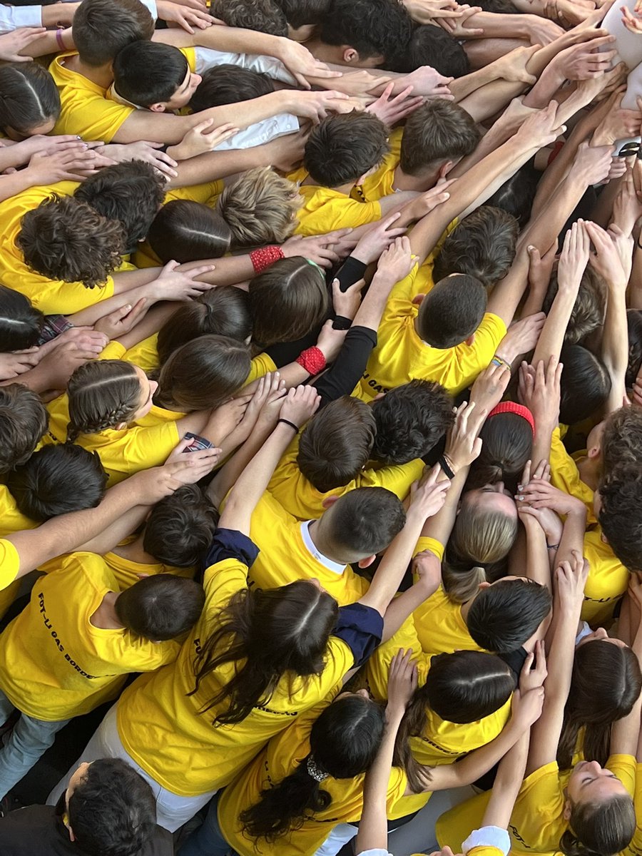 AnnaChillida's tweet photo. El #JoVerd, el concurs de castells per a instituts, organitzat pels @Verds: un exemple de participació de l’alumnat, d’inclusió, de cohesió, de fer xarxa i territori i de transmetre valors als més d’un miler de participants. Quin plaer haver-ho pogut compartir! https://t.co/lwdh0yQJdP