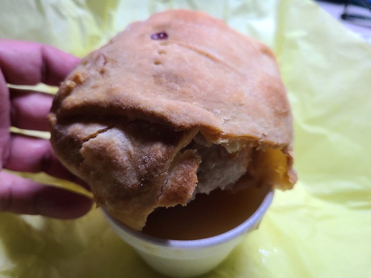 Leo_67's tweet photo. The many wonders of a #PastyKitchen meat pie, gravy for dipping. Yum-a-licious! ππ #LosAlamitos https://t.co/PAcFPNHwnk