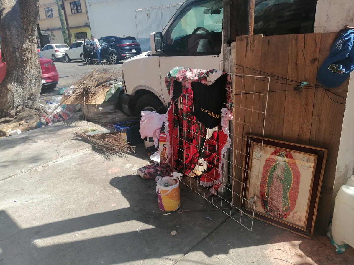 elgritodejac's tweet photo. Se solicita apoyo @AccionesBJ 
en calle Tenayuca, atrás de la Parroquia Santa Cruz Atoyac, con el propósito de que sea seguro caminar sobre baqueta y no por debajo de la banqueta, evitar accidentes, que se acumule basura, que se generen plagas, así como malos olores. https://t.co/7SnH39CbpY