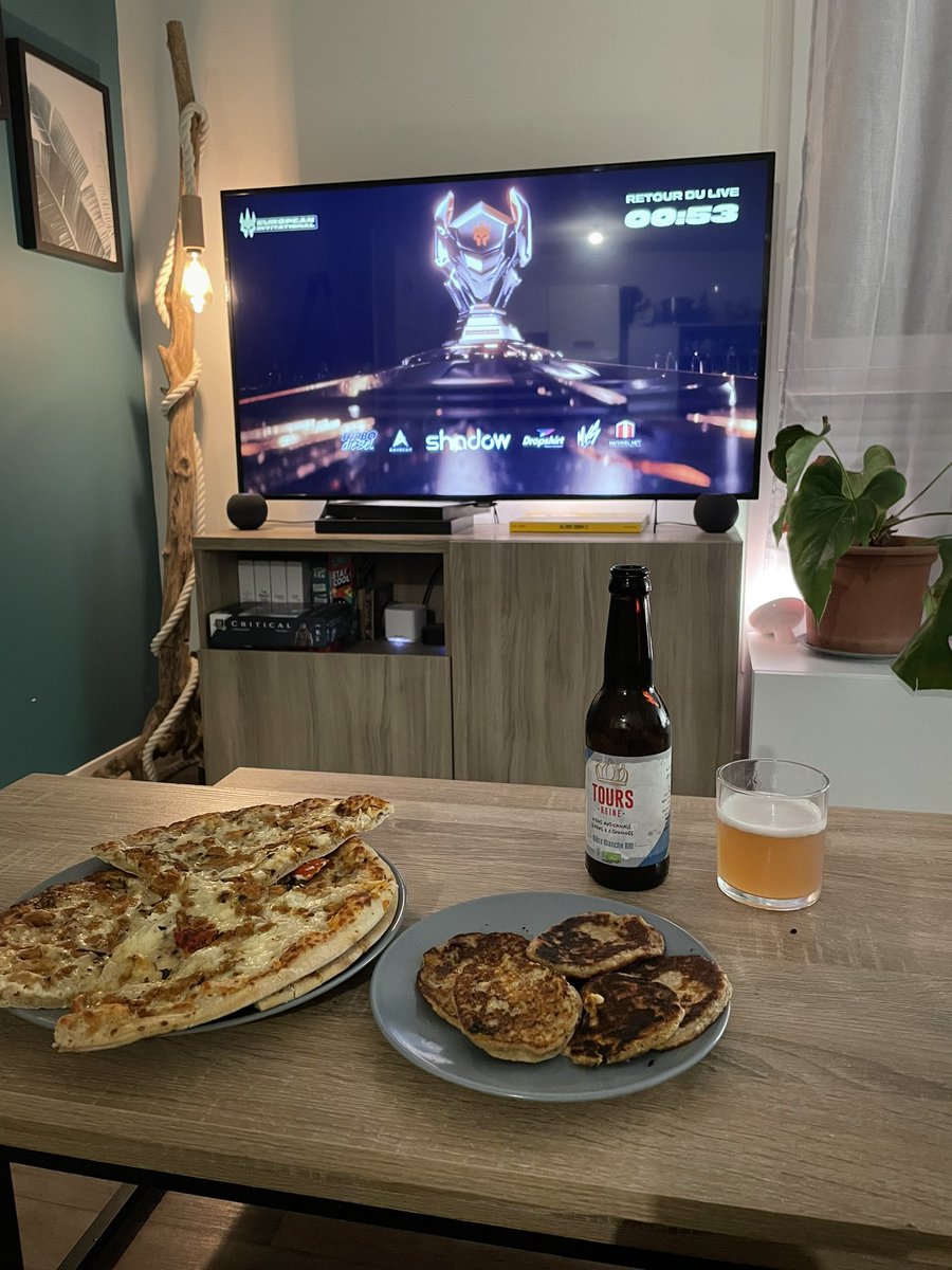 shagara347's tweet photo. Quand tu as le seum de ne pas avoir été invitée à l’#EIC mais que tu essayes quand même de te mettre bien https://t.co/JSdquQWiq4