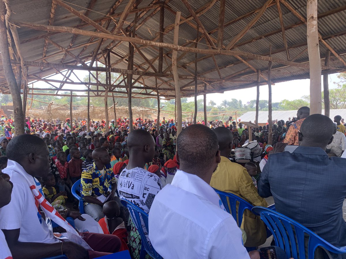 unwang_robert's tweet photo. L’Hon #Muber Serge dit Ambembem (Poids lourd) avec les chrétiens de la paroisse de patole dans le territoire de Mahagi. Il est à noter que L’église est en construction, Œuvres du poids lourd de la politique du territoire de Mahagi @JeanlucienB @BussaGael https://t.co/5txFeRJqnj