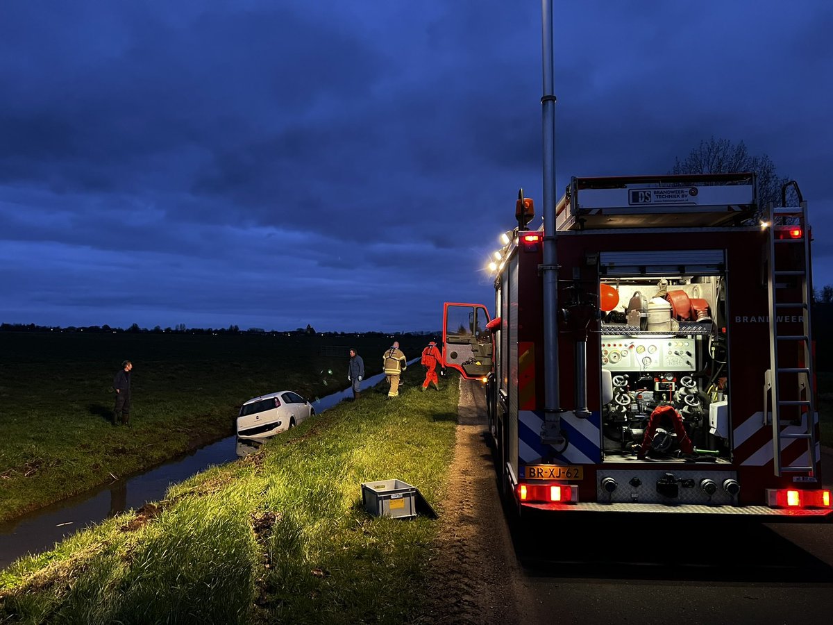 BrandweerArkel's tweet image. Samen met diverse eenheden onder #Prio1 gealarmeerd voor een auto te water langs de Nieuwe Geer in #Leerbroek. Ter plaatse bleek de bestuurder gelukkig al uit het voertuig te zijn.