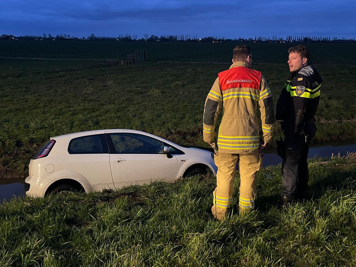 BrandweerArkel's tweet image. Samen met diverse eenheden onder #Prio1 gealarmeerd voor een auto te water langs de Nieuwe Geer in #Leerbroek. Ter plaatse bleek de bestuurder gelukkig al uit het voertuig te zijn.