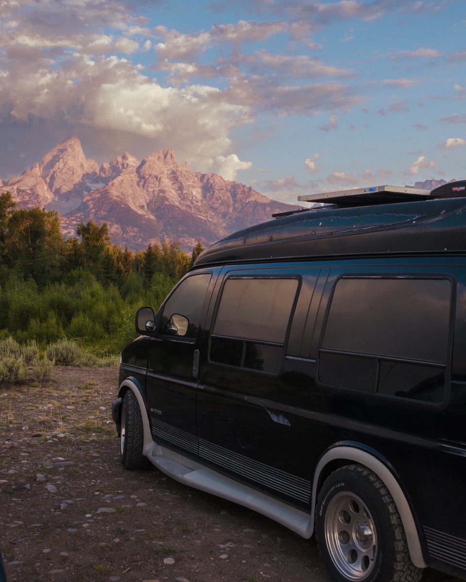 killedstevy's tweet photo. We’ve traveled with our van oakie for 6 months, hit 40 states and 26 national parks! https://t.co/kKaxruv2Bg