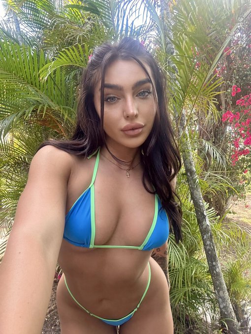 In my tropical girl era 🌴☀️ https://t.co/RB9k2mAHy9