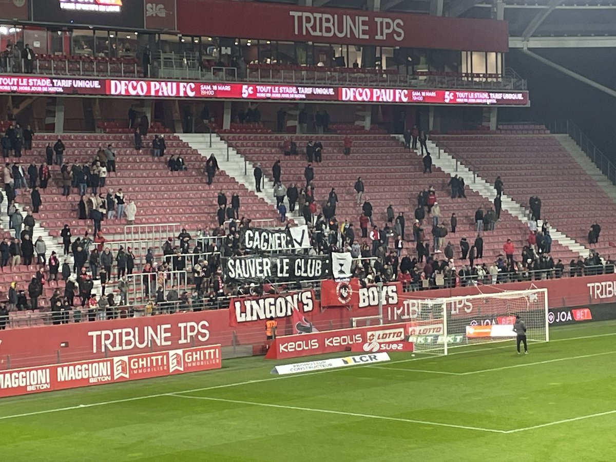 AdriBeria's tweet photo. ⚽️ Le message des @lingons_boys après le match, ils avaient prévu la victoire du @DFCO_Officiel contre Grenoble 😉

Gagner ☑️
Sauver le club ⌛️

#FBsport #DFCOGF38 https://t.co/s8d5OsThsx