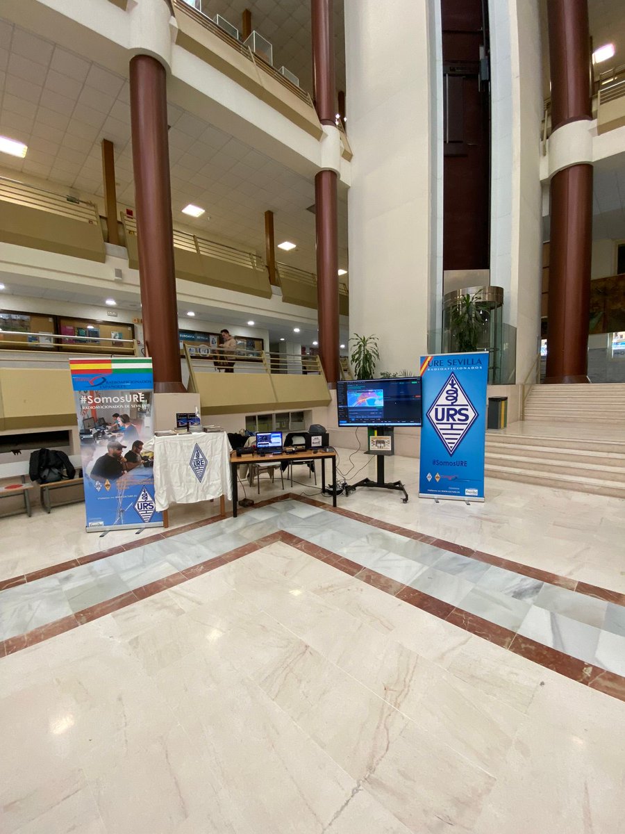 EA7URS's tweet photo. Estamos en las JFET 2023 ( jornadas para el fomento del estudio de las telecomunicaciones) en la Escuela técnica superior de ingenieros ETSI de sevilla .

Mostrando a los futuros alumnos de Teleco la radio ficción y sus distintas vertientes . ⁦@ure_es⁩ https://t.co/kS0gtnHclw
