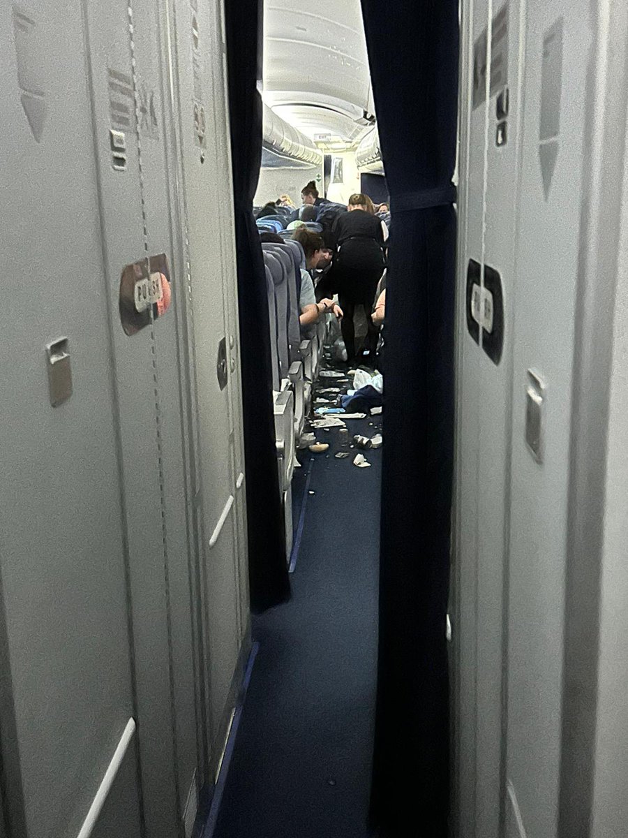 OnAviation's tweet image. Semana de turbulencias:
El día 1 de marzo, un #A333 de #Lufthansa ha tenido que desviarse a Washington en su ruta desde Austin a Frankfurt, tras un episodio de fuertes turbulencias que han dejado 10 heridos, 7 han tenido que ser hospitalizados.