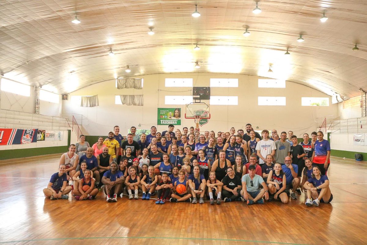 BlumenauBFB's tweet photo. O Basquete em Família é um momento esperado por todos nós. 

É um momento de integração entre todos. Atletas e pais fazem desse dia uma verdadeira festa. E esse ano não foi diferente.

📸Vitor Bett

Postado por assessoria de comunicação Unisociesc/Blumenau https://t.co/Pds2K2bcVP