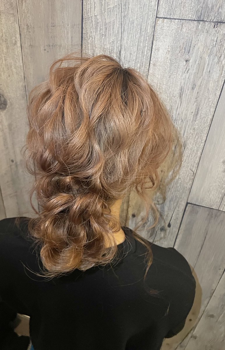 ____yuyategoshi's tweet photo. #ハーフアップ #シニヨン　#ヘアアレンジ 
#hairmake 👱🏼‍♀️💓💕💖💗 https://t.co/k5Rl9H7Ew5