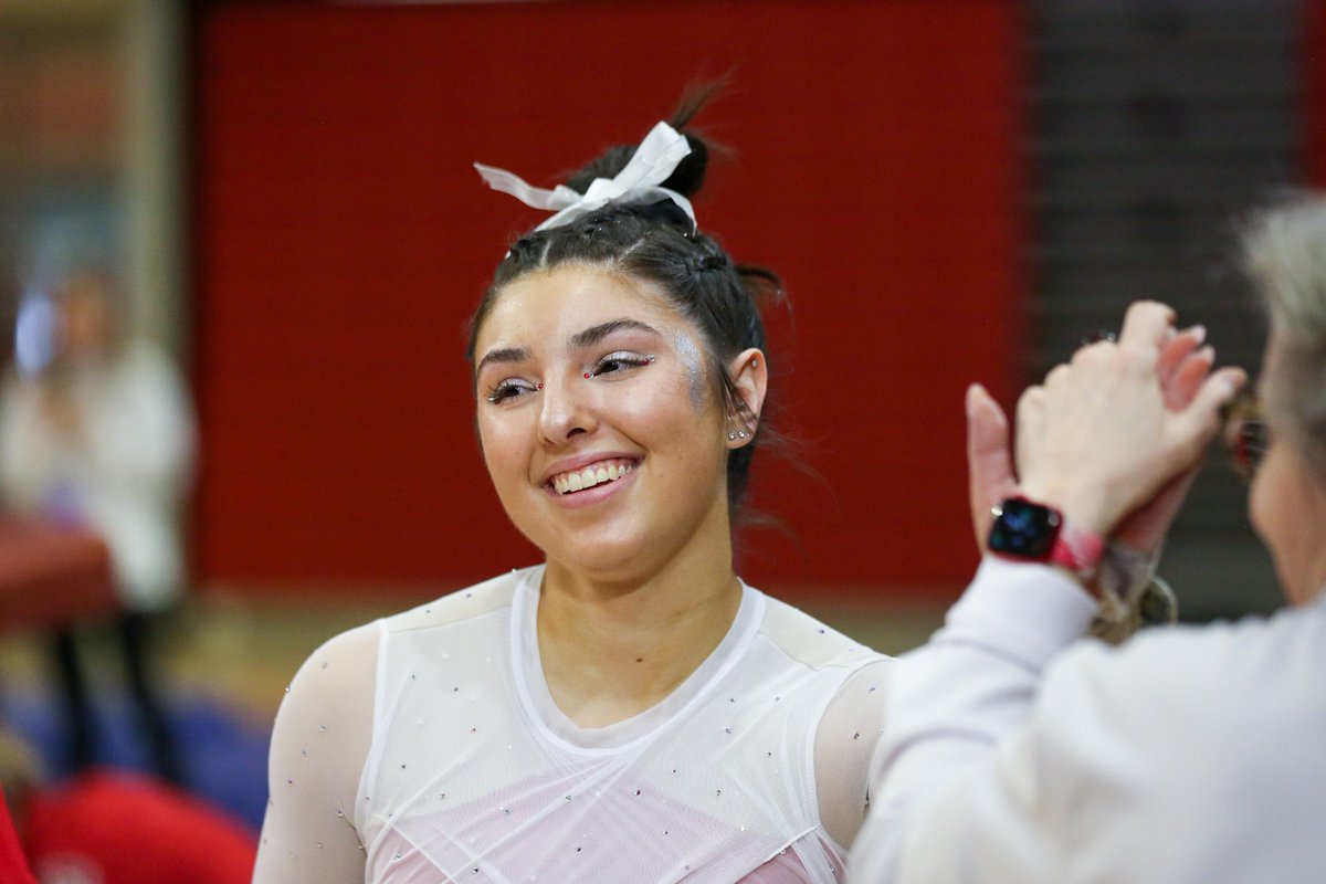 Pack_Gymnastics's tweet photo. All smiles for @Megadler7’s career debut! https://t.co/QBppZyLnhg