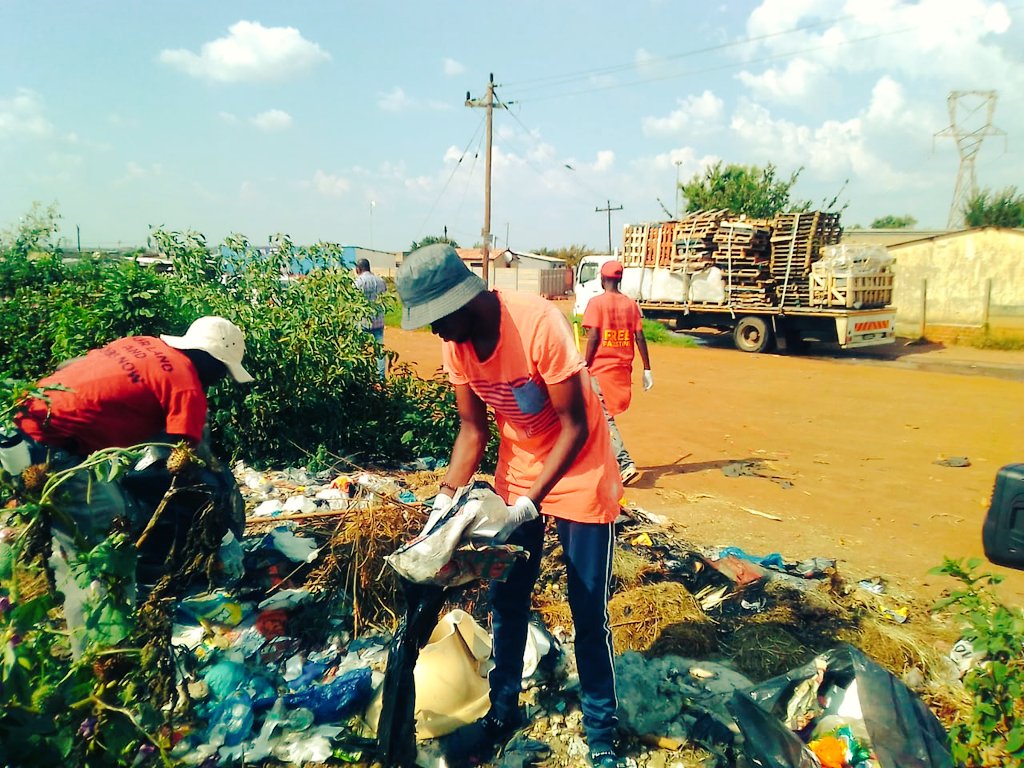 blackchild221's tweet photo. ANDRIES TATANE cleaning program in progress #Ward96
04/03/2023❤️🚩
#EconomicFreedomFighters
#unity
#Daveyton
Blackchild Bclm
✊❤️
https://t.co/Z2rzZdRDpQ
#Bclm
https://t.co/8UwcHaHWOx
🇿🇦🚩❤️✊
Economic Freedom Fighters https://t.co/Fyg0IN5top