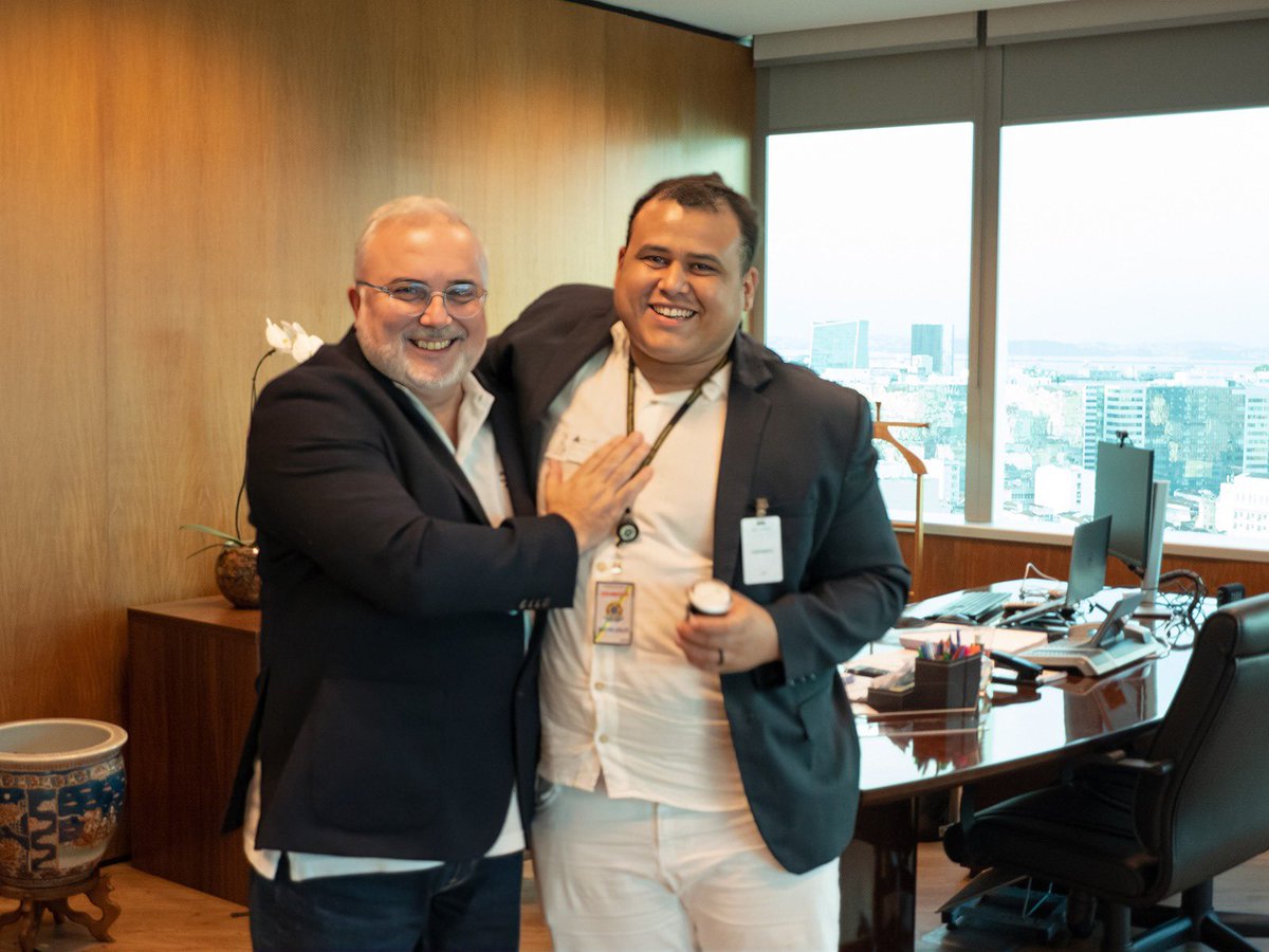 Estive também na sede da <a href="/petrobras/">Petrobras</a> com  nosso presidente @jeanpprates. Um cara que tenho grande admiração e foi um senador exemplar para o Rio Grande do Norte. 

Dialogamos rapidamente sobre o Programa de Formação de Recursos Humanos (PFRH), importante programa da PETROBRAS.