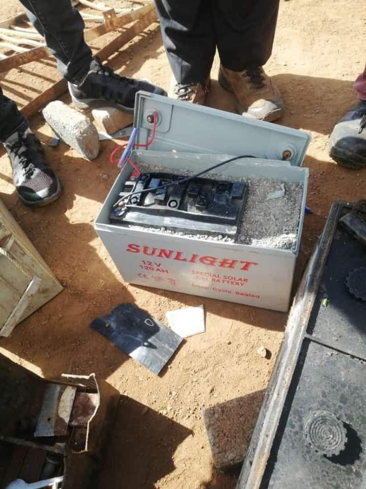 SeyiTunbi's tweet image. Half battery, half tipper of sand. Lagos una do this one!