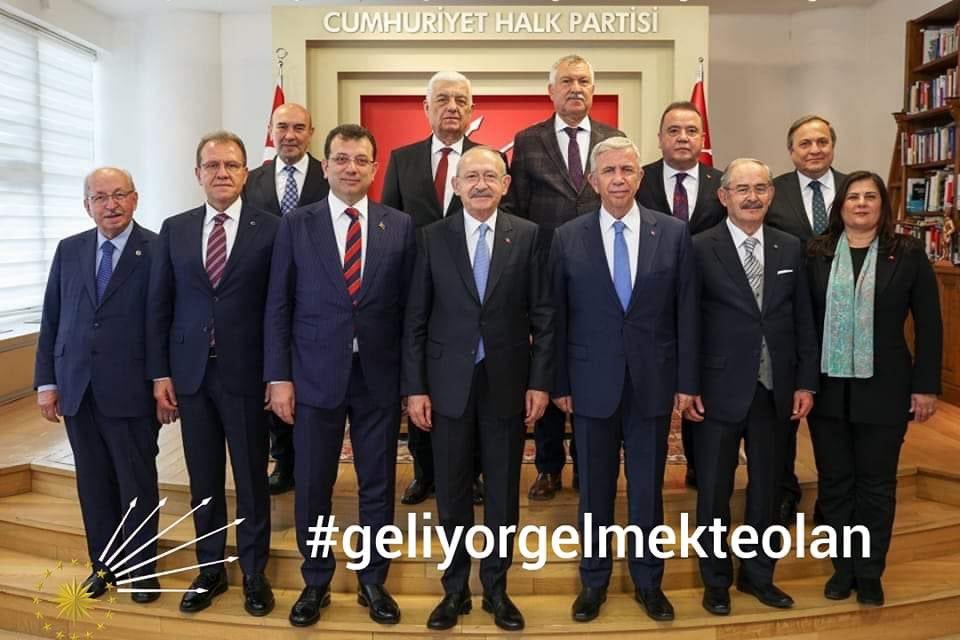 Türkiye'mizin bütün renklerini birleştirerek gerçek anlamda demokrasi, adalet ve huzuru getirmek için bir araya geldiğimiz toplantıya ev sahipliği yapan başta Sayın <a href="/T_Karamollaoglu/">Temel Karamollaoğlu</a> olmak üzere, tüm genel başkanlara teşekkür ederim. Aynı inanç ve kararlılıkla yürüyüşümüz sürüyor.
