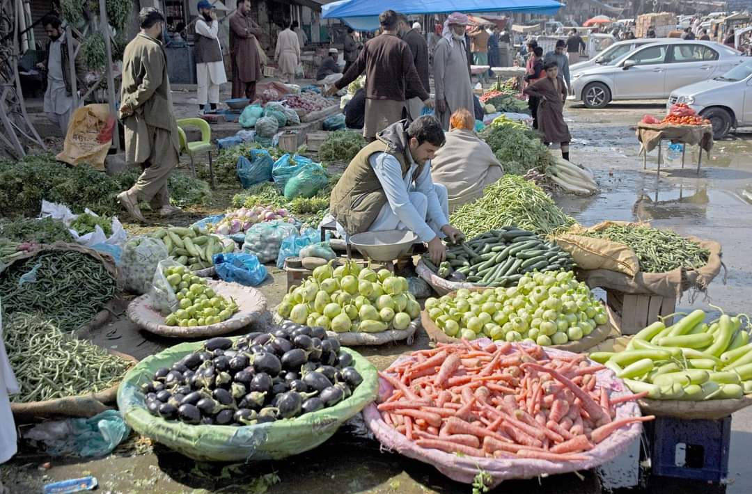 Vendors are displaying variety of vegetables for selling purpose at #VegetableMarket in Sector I-11 in Federal Capital #Islamabad. The consumer price #inflation jumped to 31.5% in Feb 2023, the highest rate since June 1974, following a sharp depreciation in the rupee.
#Pakistan