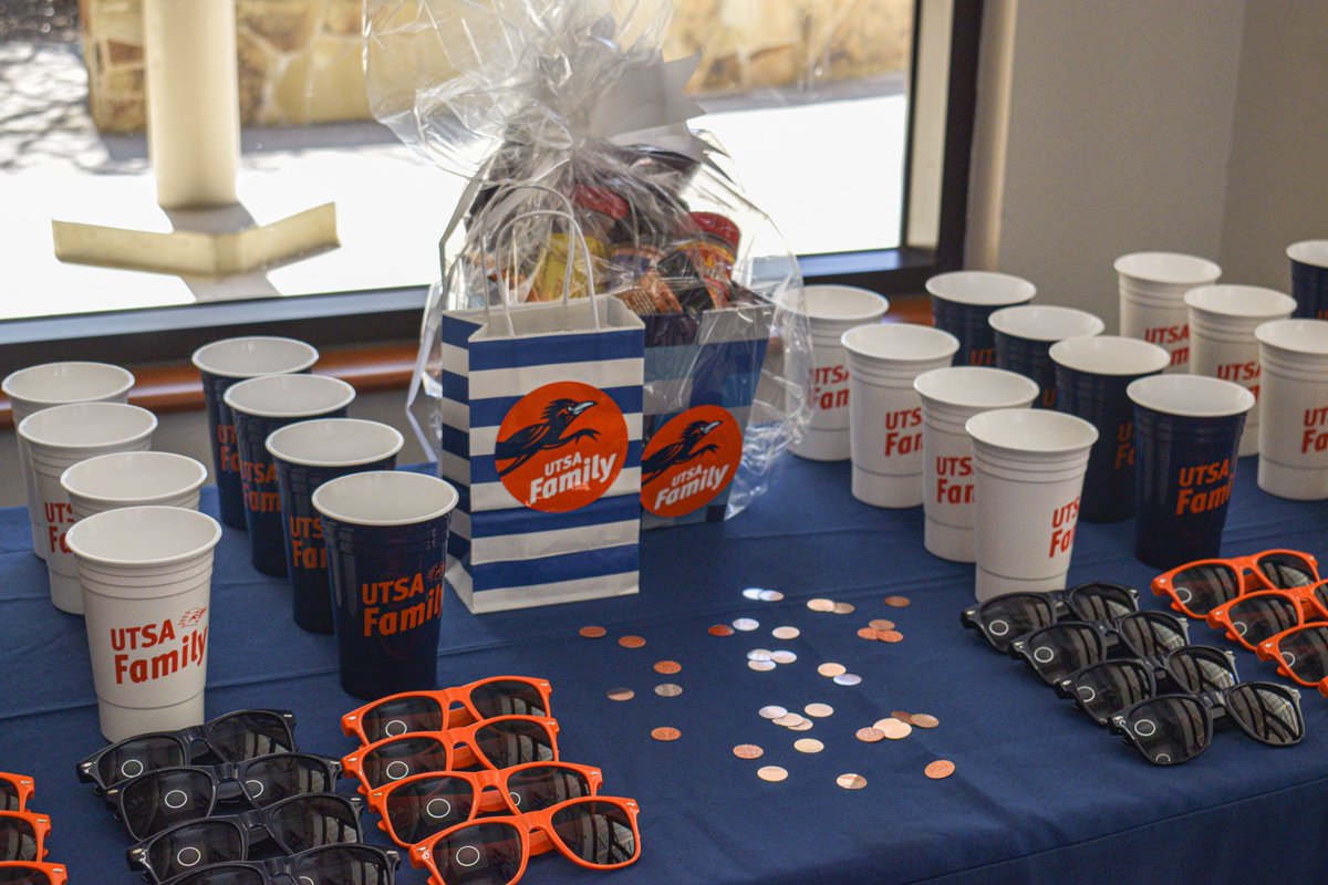 StudentsAtUTSA's tweet photo. Thank you @UTSAFamily for hosting Spring Family Day 🧡 Love seeing our Roadrunners have some family quality time! #UTSA #UTSAFamily https://t.co/3PeO6xM3rn