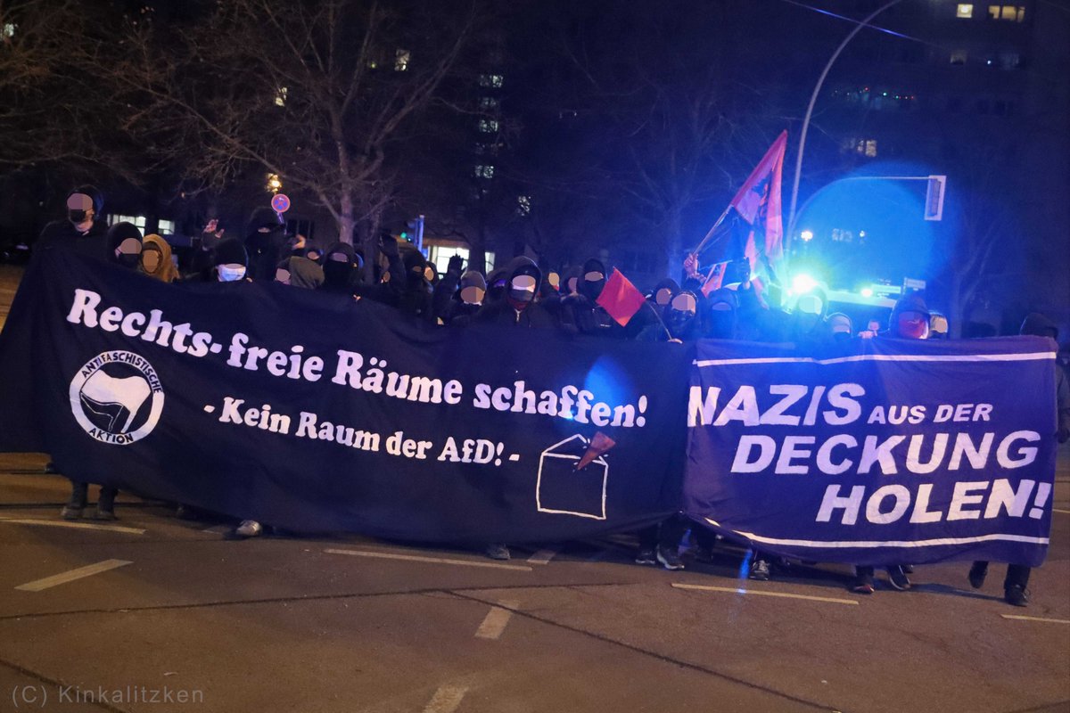 kinkalitzken's tweet photo. Antifaschist*innen protestierten spontan gegen ein rechtes Skin-Konzert in #Berlin-Weißensee. Die Veranstaltenden sagten das Konzert darauf hin ab. #b0403 https://t.co/t74CY42XVq