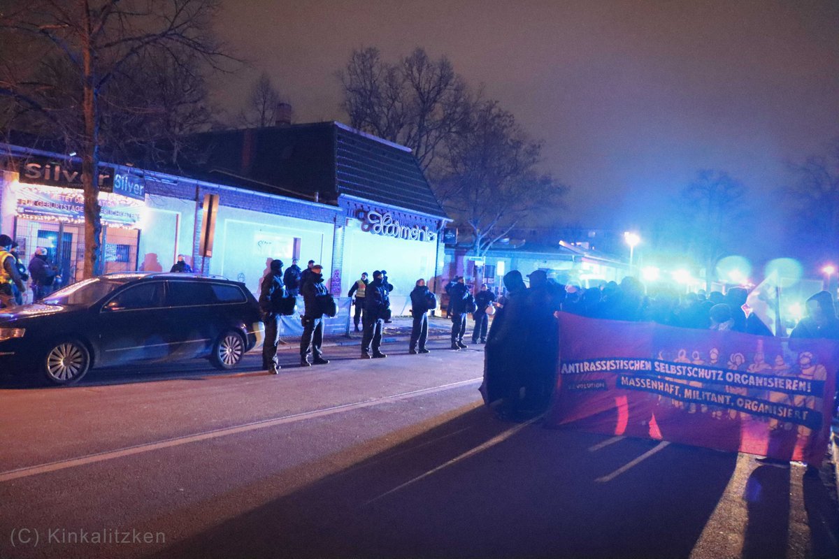 kinkalitzken's tweet photo. Antifaschist*innen protestierten spontan gegen ein rechtes Skin-Konzert in #Berlin-Weißensee. Die Veranstaltenden sagten das Konzert darauf hin ab. #b0403 https://t.co/t74CY42XVq