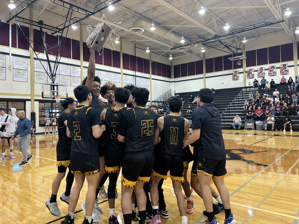 LytleBasketball's tweet photo. THE BOYS ARE REGIONAL FINAL CHAMPS !! THEY ARE GOING TO STATE !! 🏀🏴‍☠️ 
@LoriLwilson23 https://t.co/HTEcbDnb3k