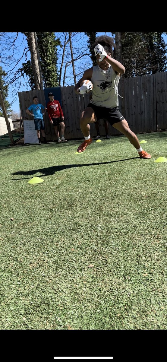 markels05's tweet photo. Working in the lab @chargeupfitness @DavieHSFootball @xdye21 @_Coach_Baldwin_ @Coach_Mattes @Coach_Naivar @skwilliamsjr @CoachGoebbel @D_WallCoach @coachRodMP @timdevericks6 @gillespie_dad @coachmiller2525 https://t.co/Al0N0tKci8