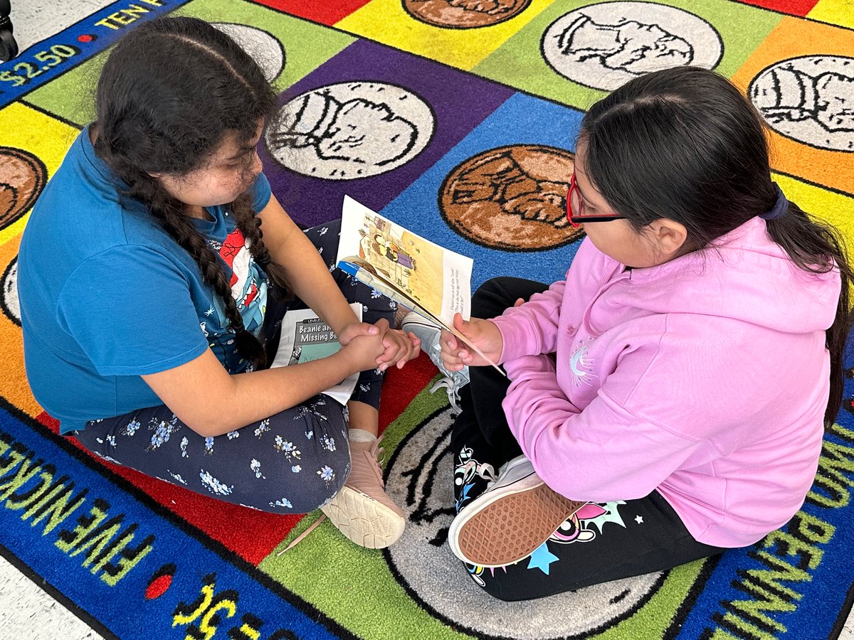 It’s time for partner reading! Third graders had fun reading their mystery books to their friends.📚📖