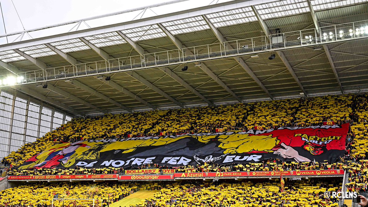 RCLens's tweet photo. Quand les tribunes Trannin, Marek et Delacourt se parent de leurs plus belles couleurs pour le derby du Nord à Bollaert-Delelis. Un déploiement inédit de trois tifos en un. 🤩

#FierDEtreLensois #RCLLOSC https://t.co/2LoEsk3PIv