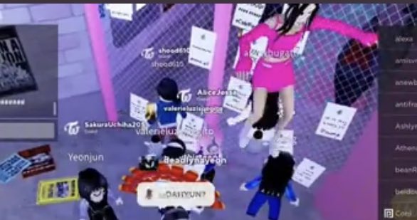 tzuwieee25's tweet image. POOR DAHYUN WHO JUST WANNA READ SOME TWICE LOVE LETTERS ON ROBLOX AND GOT SWARMED BY ONCES 😭😭😭😭😭😭im wheezing #TwiceonRoblox