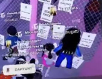 tzuwieee25's tweet image. POOR DAHYUN WHO JUST WANNA READ SOME TWICE LOVE LETTERS ON ROBLOX AND GOT SWARMED BY ONCES 😭😭😭😭😭😭im wheezing #TwiceonRoblox