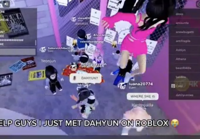 tzuwieee25's tweet image. POOR DAHYUN WHO JUST WANNA READ SOME TWICE LOVE LETTERS ON ROBLOX AND GOT SWARMED BY ONCES 😭😭😭😭😭😭im wheezing #TwiceonRoblox