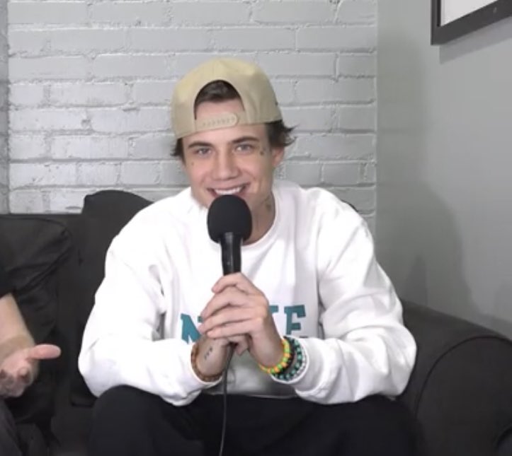 SADOCT0BER's tweet image. he’s so cutie