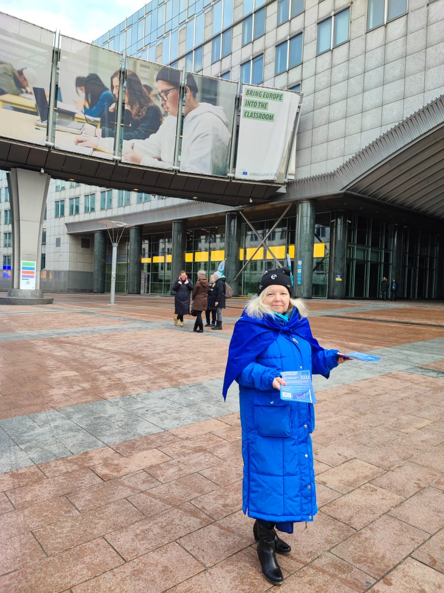 MelaniaBrzozow1's tweet photo. In Brussels we distribute leaflets on the subject of European unification and the replacement of the Treaties with a Constitution https://t.co/15OmeJmGgH