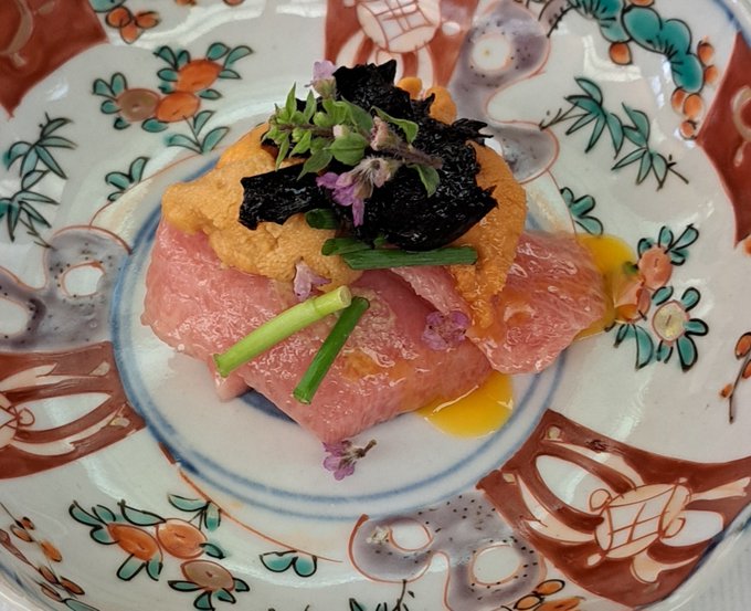 今日は久し振りに家族親族集まって食事会でしたこのトロに雲丹と海苔を乗せたのが震えるくらい美味しかった～明日からまた頑張れる 