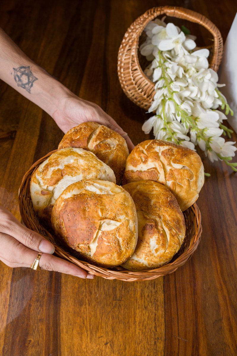 MatamaalCuisine's tweet photo. Nothing beats starting your lazy Sunday with a warm slice of freshly baked katlam! The perfect addition to any brunch spread. #katlam #KashmiriBread #BrunchGoals #kashmiricusine #matamaal https://t.co/yUJhRnFKUv