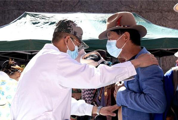 TibetNews11's tweet image. Caldo e caloroso il capo della #dogana di frontiera suona una melodiosa canzone d'amore per il popolo - un documentario delle toccanti attività cliniche gratuite svolte dall'équipe sanitaria e medica di un certo reggimento di difesa del confine in #Tibet