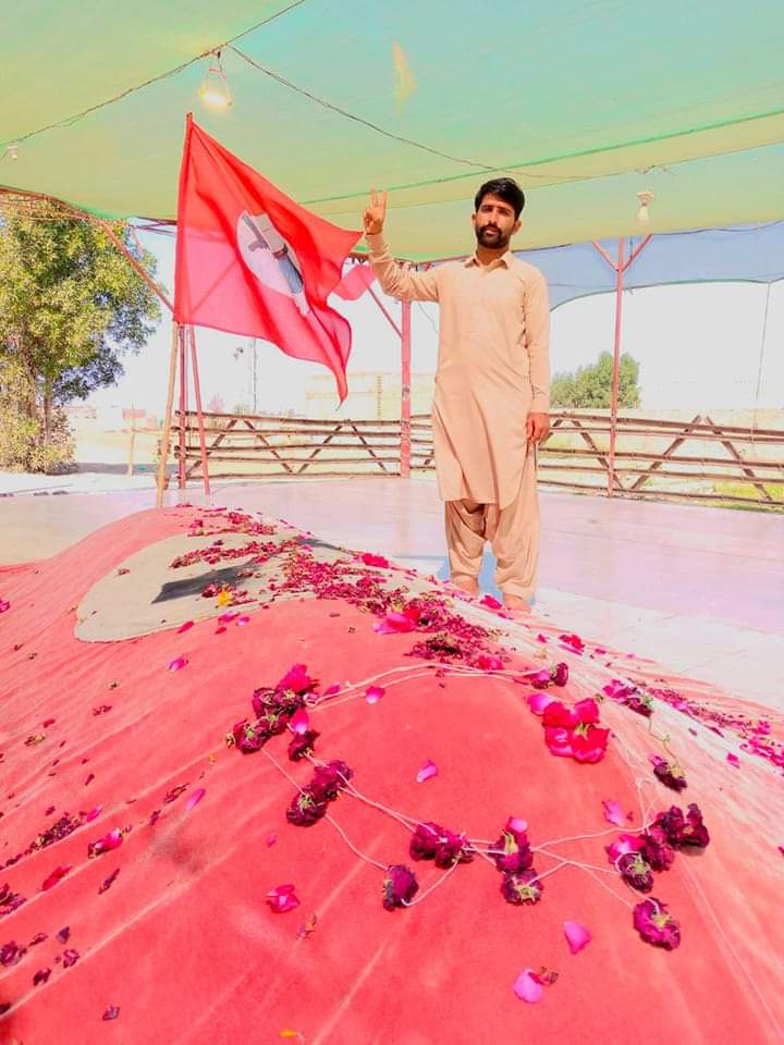 توهان مزاجي محبت ۾ هڪ محبوب کَي🚩🚩🚩
حاصل ڪرڻ جي جستجو ڪَندا آهيو 🙏🚩🚩🚩
توهان قوم سان محبت ڪيو ۽ ان جی حق لاءِ🙏
جاکوڙيو هزارين عاشق توهان جي استقبال ۾ هوندا❤🚩
. . . . . . . . . . . . . ۔🚩🚩🚩
جئے سندھ جئے سندھ ✌✌✌
Shaheed bashir khan qureshi kay mazar par hazari🚩🚩🚩.