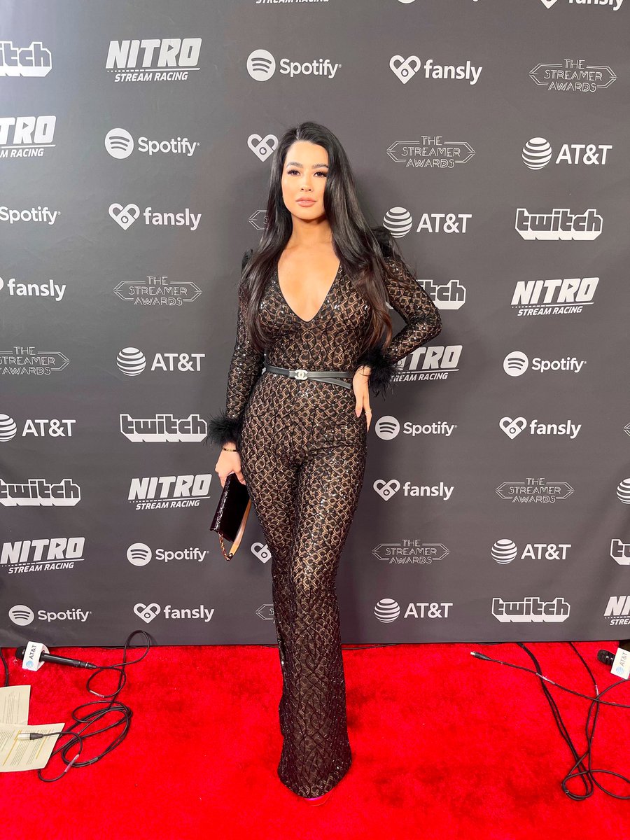 carolinekwan's tweet photo. fit for the streamer awards 💅🏼 (might just stay in this til tomorrow and crash the Oscars?!?!?) https://t.co/NswRQGNqqT