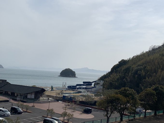 うどんの国の金色毛鞠聖地巡礼ふるさと村の公園(ガードレールの下) 