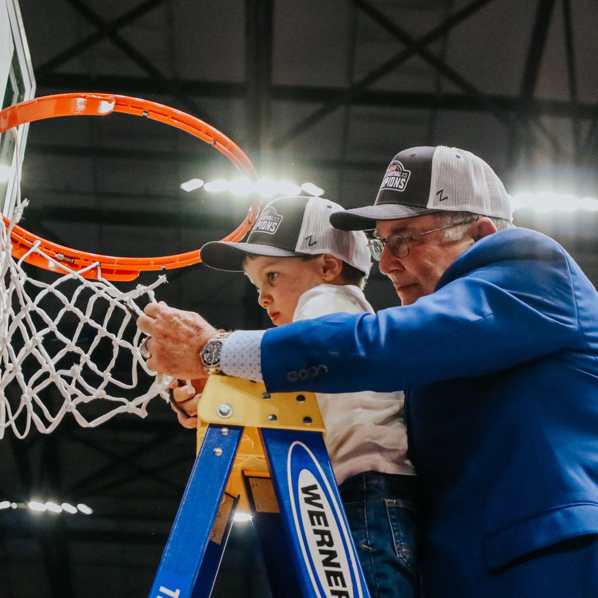 minsell's tweet image. First words #ClarkRichmond said to me this morning when he woke up was that he wanted to help me cut down nets!!! He got to do it twice once with his dad and the other time with his coach #Family