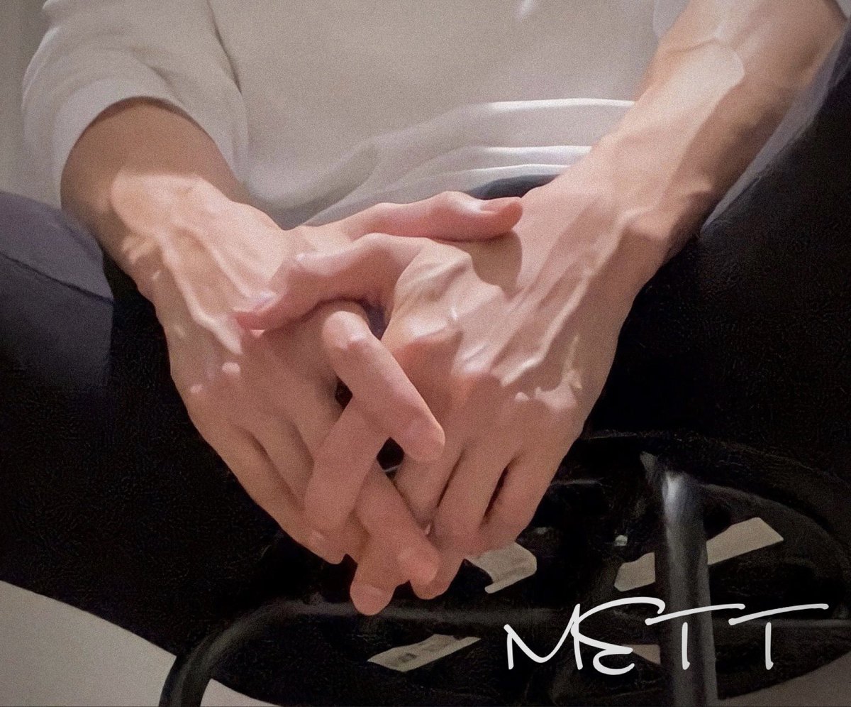 mett_hand's tweet photo. 椅子に座って指組み https://t.co/hXcxM5xBkl