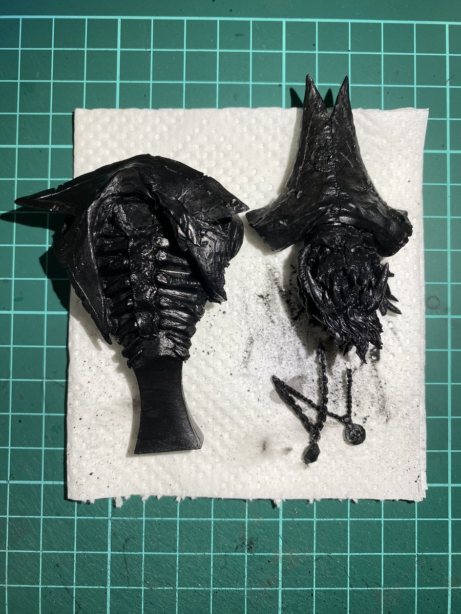 MASARA31041's tweet photo. 海外ミニチュア独特のパーツが噛み合わない現象にぶち当たるも
ボークスの定員さんから教わった瞬間接着剤でなんとか下地まで完了。

白い骨感って初めて塗るからわからないけど、とりあえずやってみよう😅

＃ミニチュア
＃ペイント https://t.co/mpkmEl3HVt
