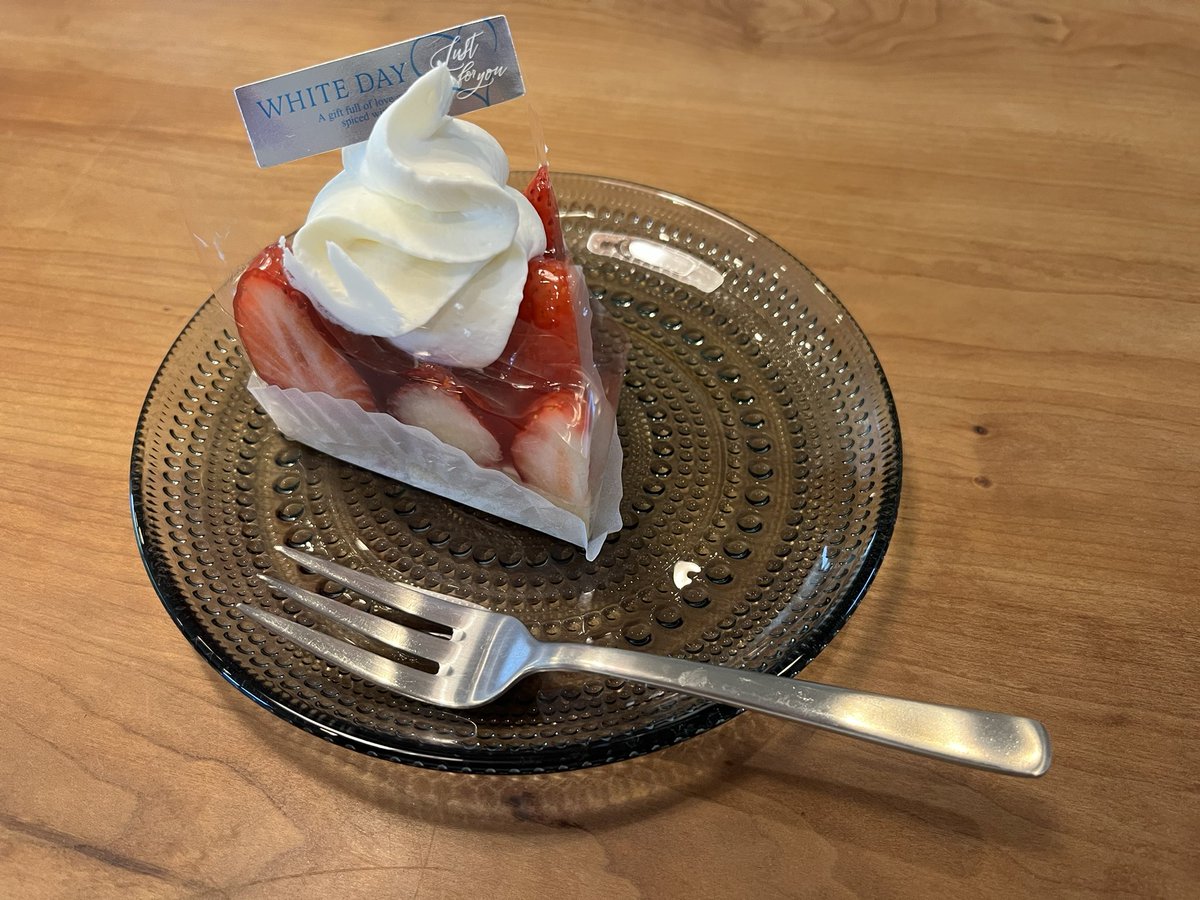 fukumi829's tweet photo. 急にケーキが食べたくなりコモンへ。
イチゴたっぷりで美味しい🍓
 #コモン
 #Komon https://t.co/t1etSJjmJt