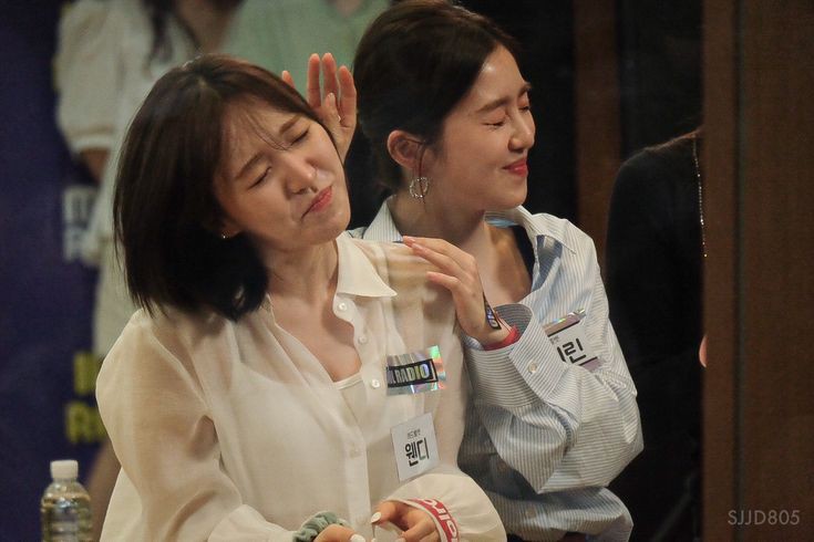 2129FEED's tweet photo. this sequence of wenrene pics will never get old https://t.co/iElqrMO4GB