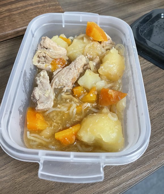 写真適当だけど圧力鍋で肉大きめの肉じゃが作ったら幸福度爆上がりした。 4人前作ったから好きな時に食べれるの最高。 https://t.co/6GFqgvjykU