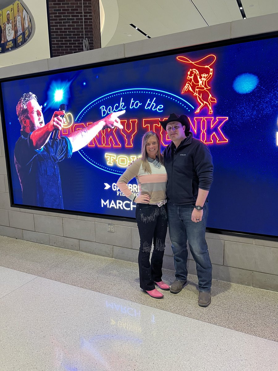 wendijo24's tweet image. Hubby’s 1st @blakeshelton concert!! #BSINDIANAPOLIS